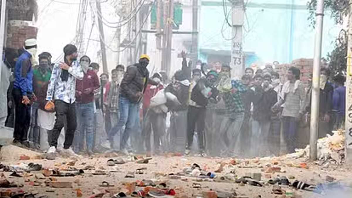 संभल हिंसा का सीसीटीवी फुटेज आया सामने, चेहरे पर नकाब लगाकर युवक कर रहे पथराव